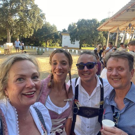 Feiernde Gäste in Tracht beim Oktoberfest in Sevilla