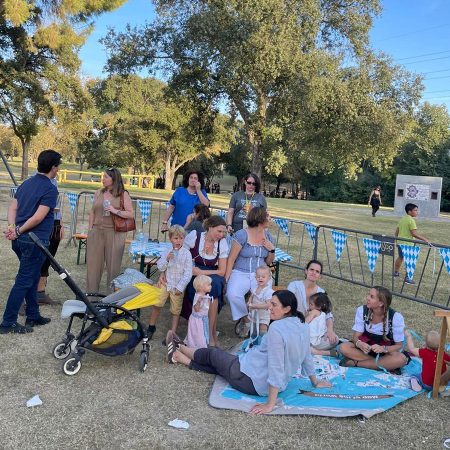 Familien mit Kindern beim Oktoberfest in Sevilla