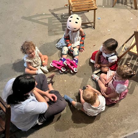 Spielende Kinder beim Oktoberfest in Sevilla