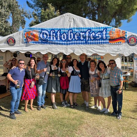 Besucher auf dem Oktoberfest in Sevilla