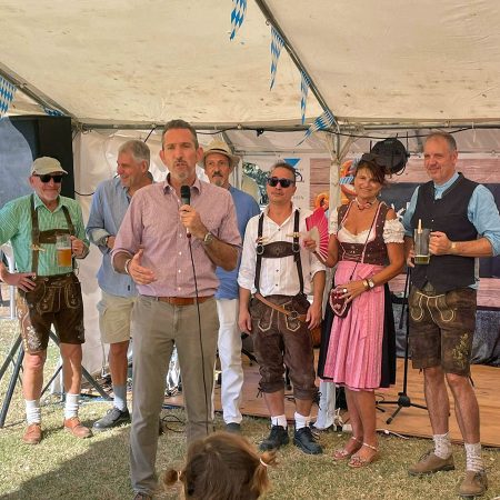 Ansprache des Vorstands des fOrum beim Oktoberfest in Sevilla