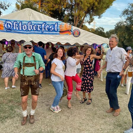 Tanzende Gäste beim Oktoberfest in Sevilla