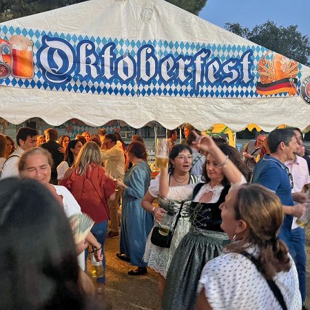 Ausgelassene Stimmung beim Oktoberfest in Sevilla