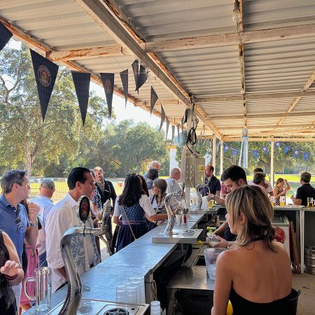 Großer Andrang beim Bierausschank beim Oktoberfest in Sevilla